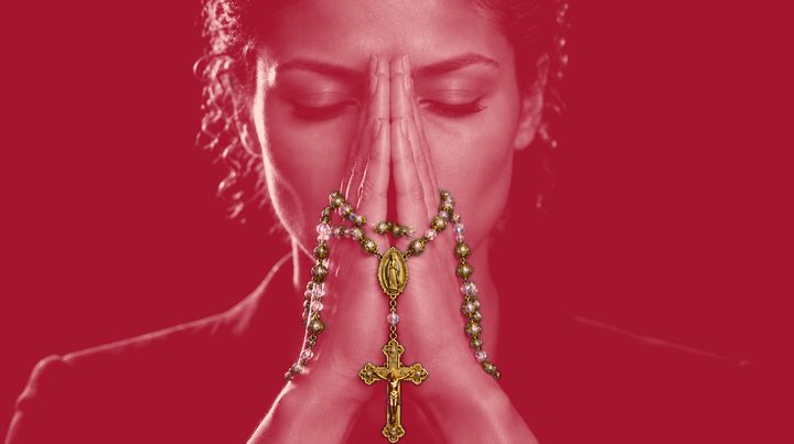Woman 10 of 13 in prayer, wearing Rosario N°01