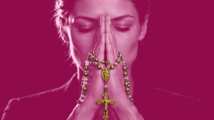 Woman 1 of 13 in prayer, wearing Rosario N°01